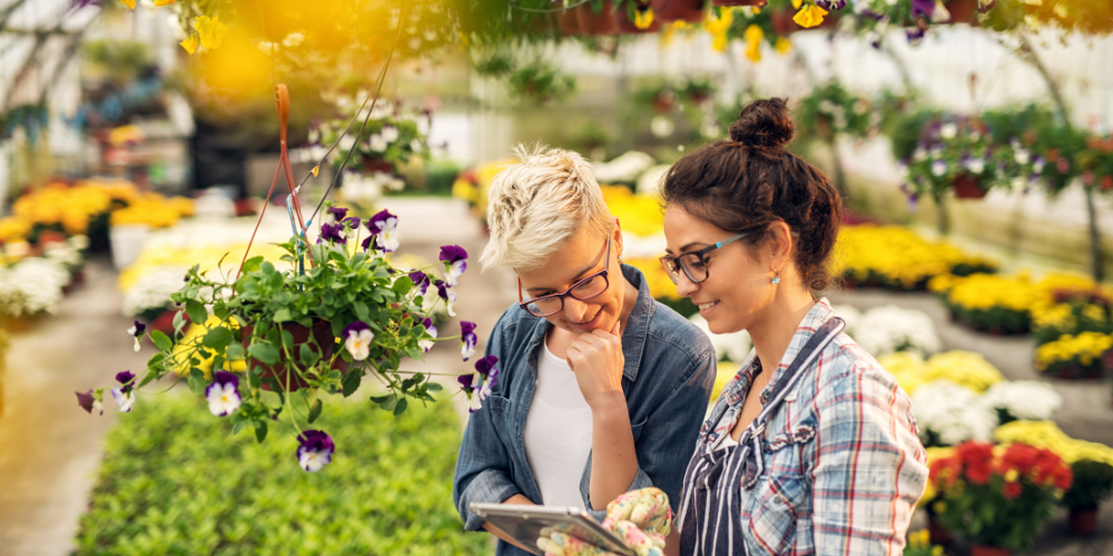 Dig Marketing-Sherwood Park-Alberta-data driven marketing-women in garden center look at tablet