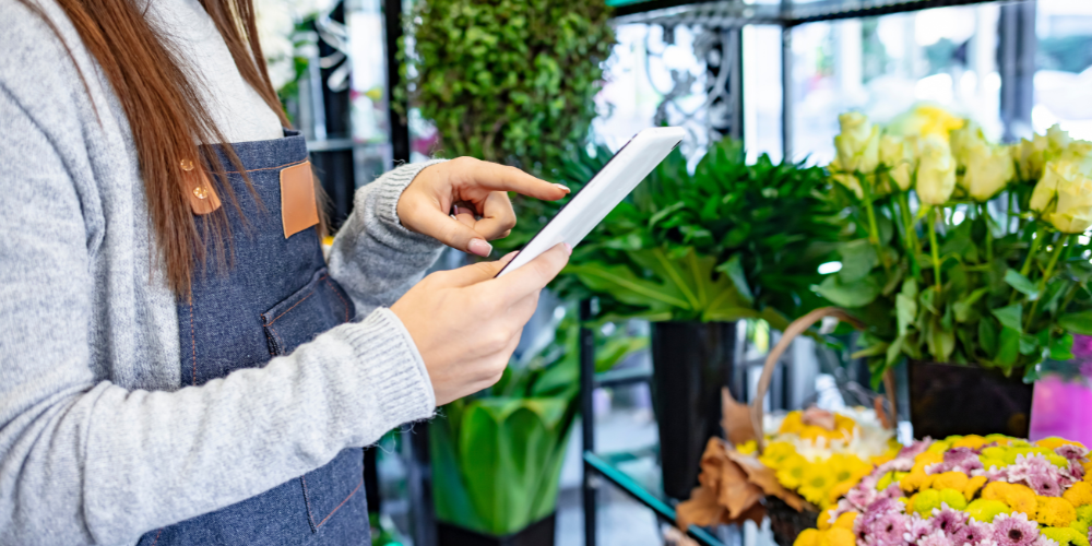 Salisbury Landscaping-Sherwood Park-Alberta-Summer Strategies for Garden Centres-garden center worker using social media